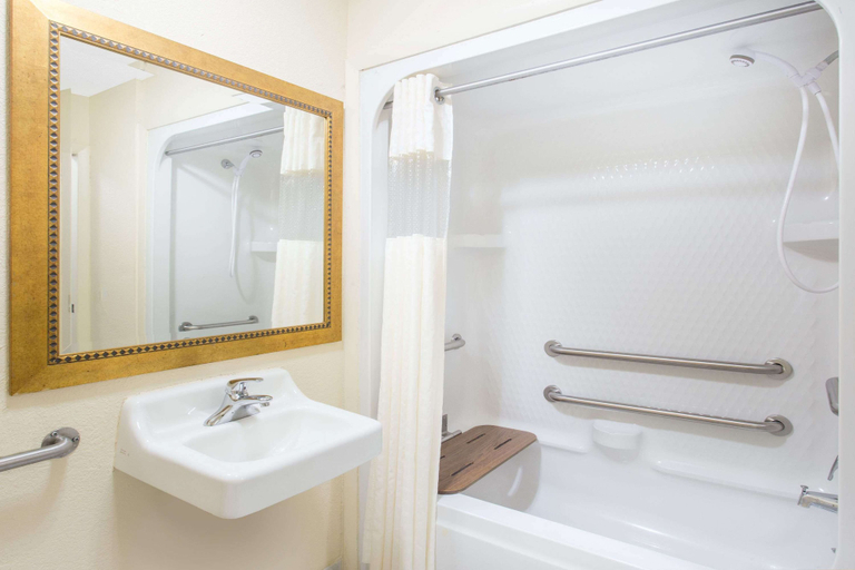 Bathroom 4, Baymont by Wyndham Muskegon, Muskegon