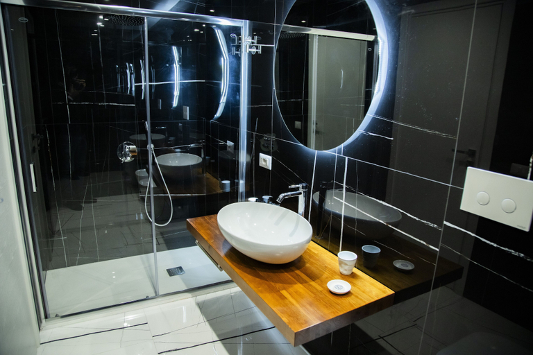 Bathroom 4, Palazzo Goyze, Napoli
