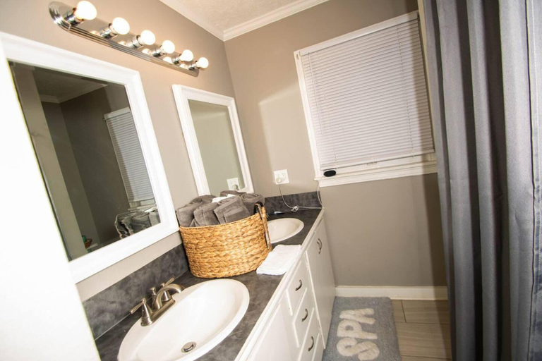 Bathroom, Home Sweet Home Bungalow, Pulaski
