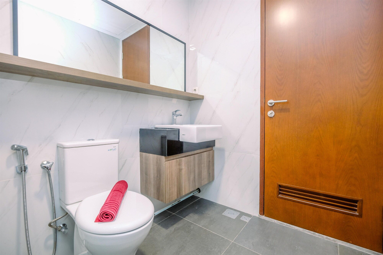 Bathroom 2, Stunning And Cozy 1Br Apartment At Ciputra World 2, West Jakarta