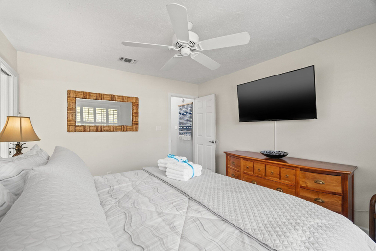 Bedroom 3, Contemporary Bungalow / West End PCB / Available Now! / Perfect for Family, Bay