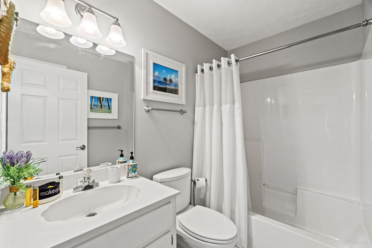 Bathroom 5, Contemporary Bungalow / West End PCB / Available Now! / Perfect for Family, Bay