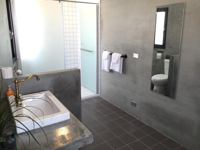 Bathroom 1, it's 一起 台南旅店, Tainan