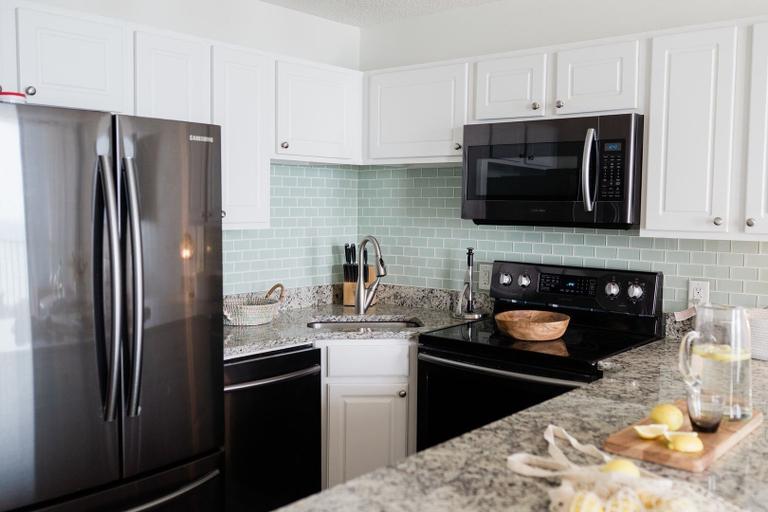 Private kitchen 2, 0912 White Linen Room by Atlantic Towers, New Hanover