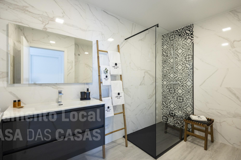 Bathroom, Riba mar Bluevillas 1 2 by Acasadascasas, Mafra
