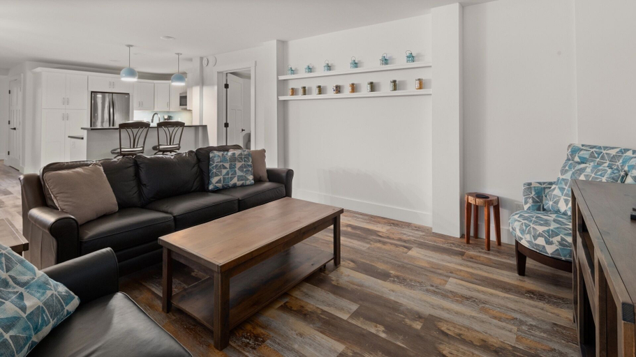 Living area 5, La Pasta At Mad House 4 Bedroom Condo by RedAwning, Washington