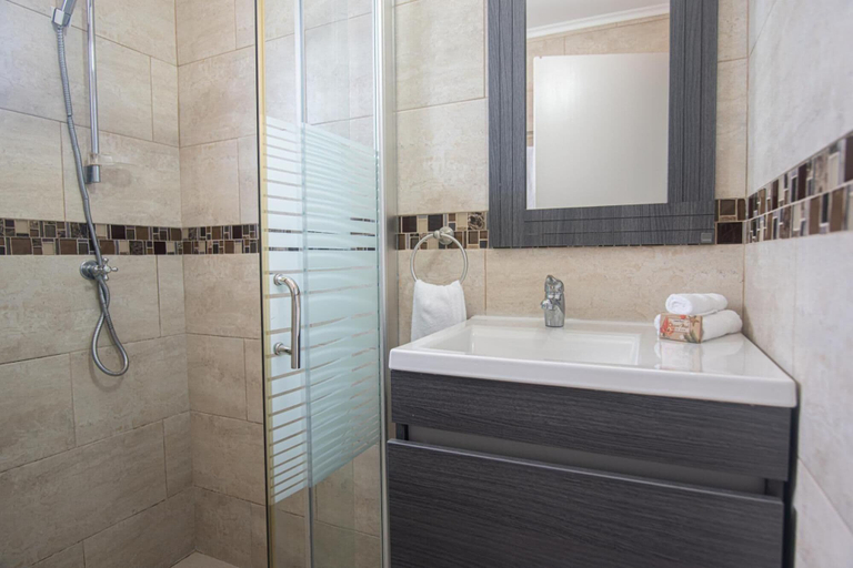 Bathroom 4, Beautiful Comfy Mins to Palm Eagle Beaches