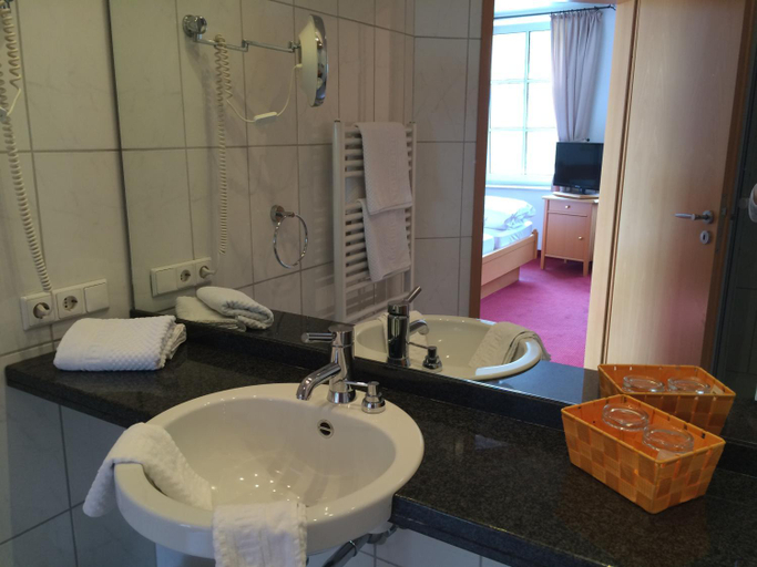 Bathroom 3, Landhotel Menke, Hochsauerlandkreis