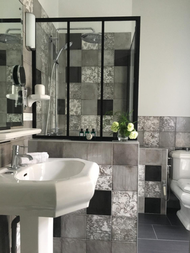 Bathroom 4, Hotel Saint Pierre, Maine-et-Loire