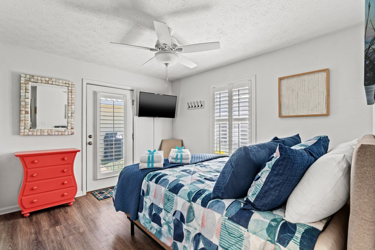 Bedroom 2, Contemporary Bungalow / West End PCB / Available Now! / Perfect for Family, Bay