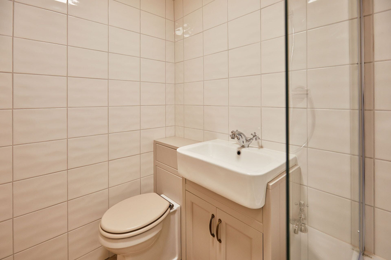 Bathroom 3, Host Stay No 33, North Tyneside