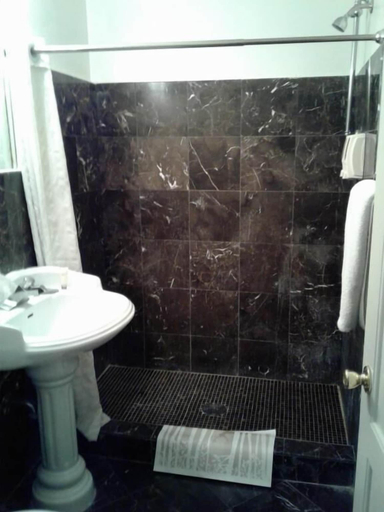 Bathroom 3, STERLING GARDENS HOTEL, Clark