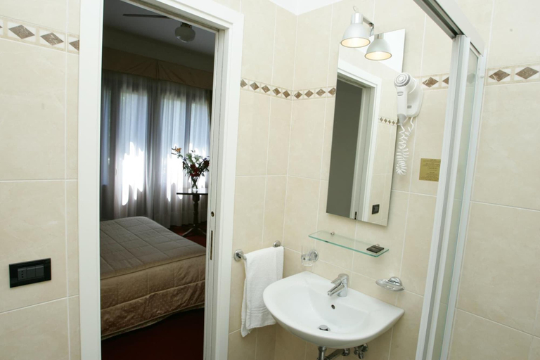 Bathroom 3, Hotel Cristallo, Venezia