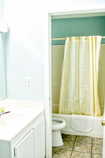 Bathroom 4, Captain Quarters Motel, Calhoun