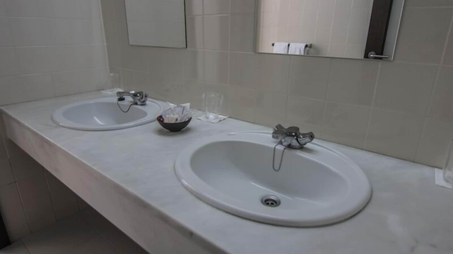 Bathroom 4, Hotel Melius, Beja