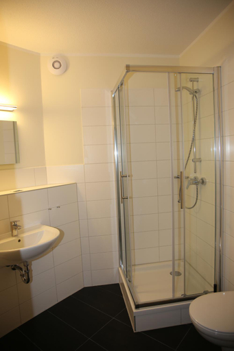 Bathroom 2, City-Pension Magdeburg, Magdeburg