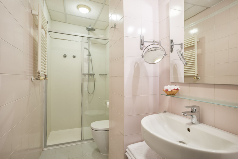 Bathroom 5, Hotel Garibaldi, Venezia