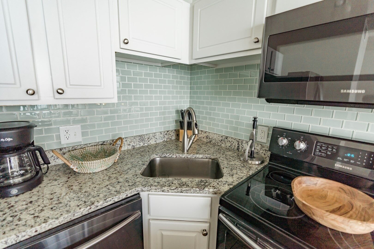 Private kitchen 4, 0912 White Linen Room by Atlantic Towers, New Hanover