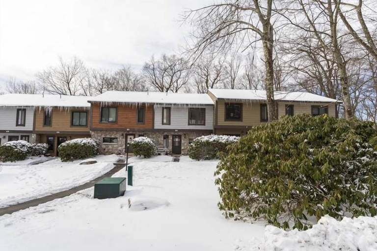 Exterior & Views 2, Seven Springs 3 BR Deluxe Condo, Near Golf Course by RedAwning, Somerset