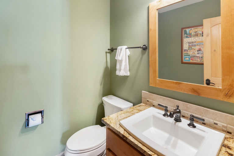 Bathroom 2, Winterset 8 pet Friendly 4 Bedroom Townhouse by RedAwning, Routt