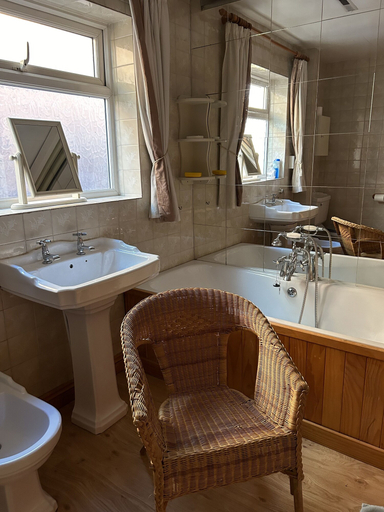 Bathroom, Hotel 5 Ravenhurst Drive, Walsall