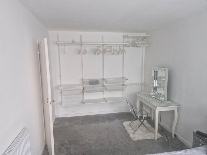 Others 4, Immaculate 1-bed Apartment in Woodford Green, London