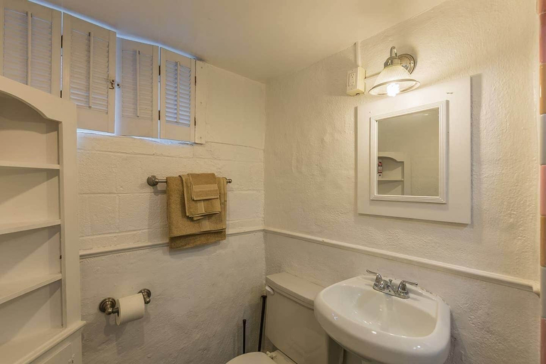 Bathroom 4, Enchanting historic townhouse by CozySuites, Alexandria