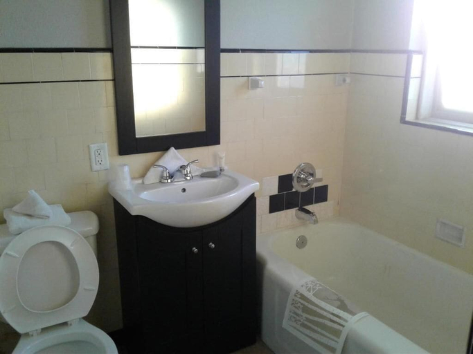 Bathroom 3, STERLING GARDENS HOTEL, Clark