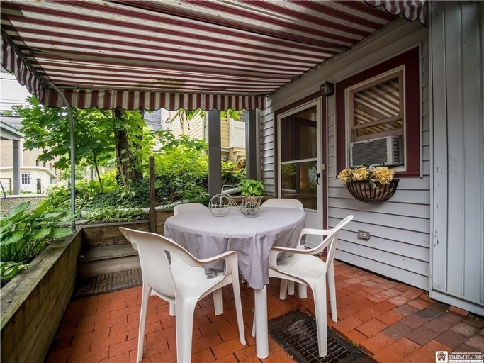 Outdoor dining, Garden Grove 2 Bedroom Home by RedAwning, Chautauqua