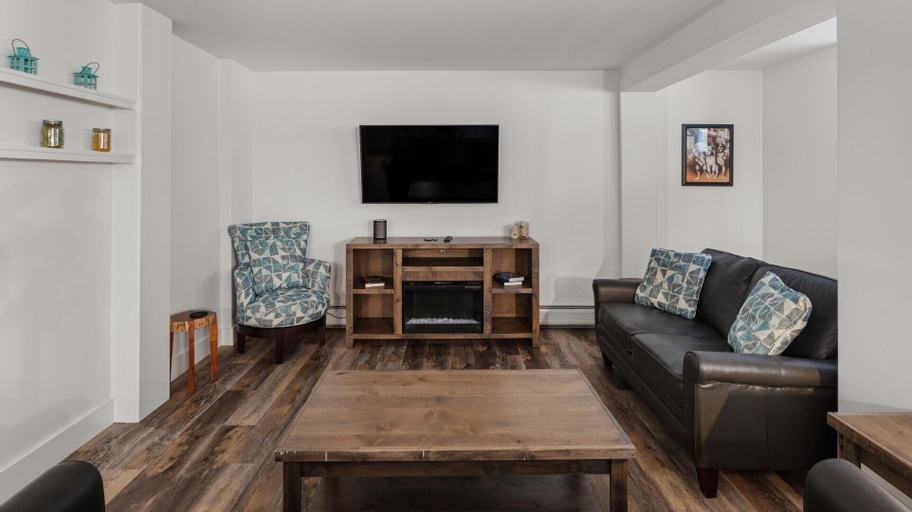 Living area 3, La Pasta At Mad House 4 Bedroom Condo by RedAwning, Washington