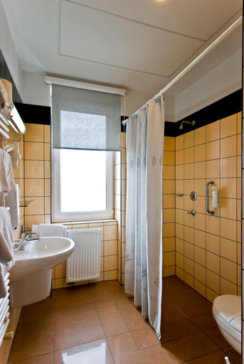 Bathroom 3, Hotel Kerpely, Dunaújváros