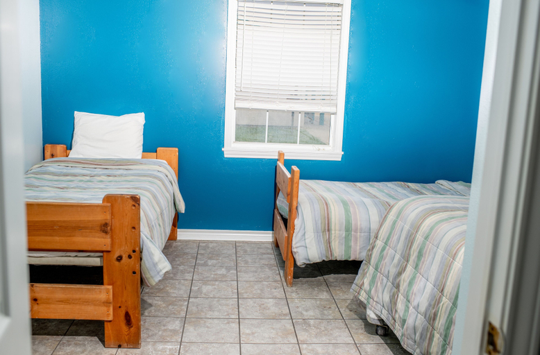 Bedroom 3, Captain Quarters Motel, Calhoun