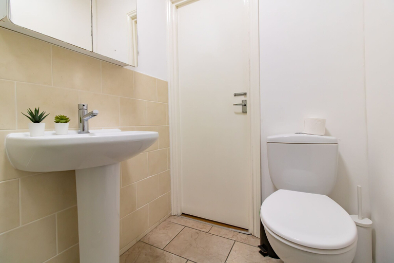 Bathroom 2, Beautiful 1-bed Apartment in Gateshead, Gateshead