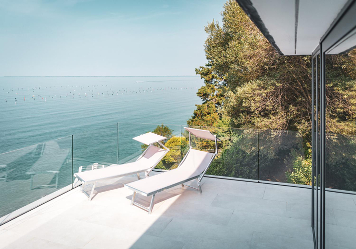 Others 3, Seaside Resort, Trieste