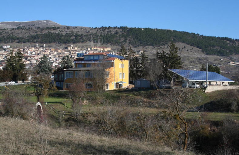 Exterior & Views