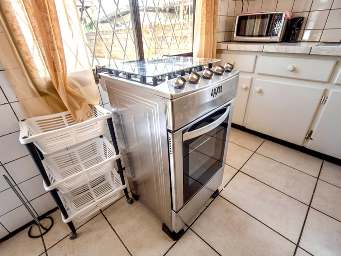 Others 3, Impeccable 2-bed Apartment in Paramaribo, Centrum