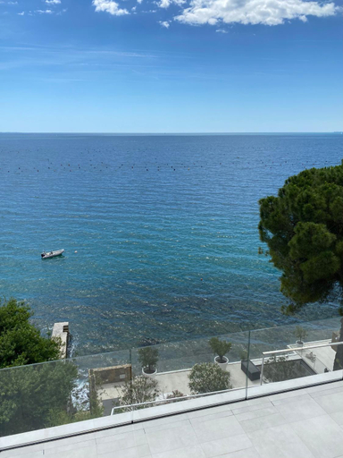Others 5, Seaside Resort, Trieste