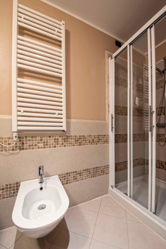 Bathroom 5, Lake Garda Resort, Brescia