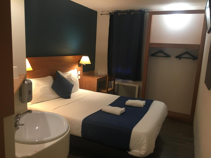 Bedroom 5, Glisy Hotel, Somme