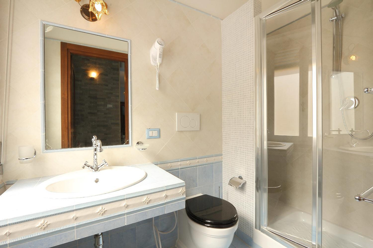 Bathroom 10
