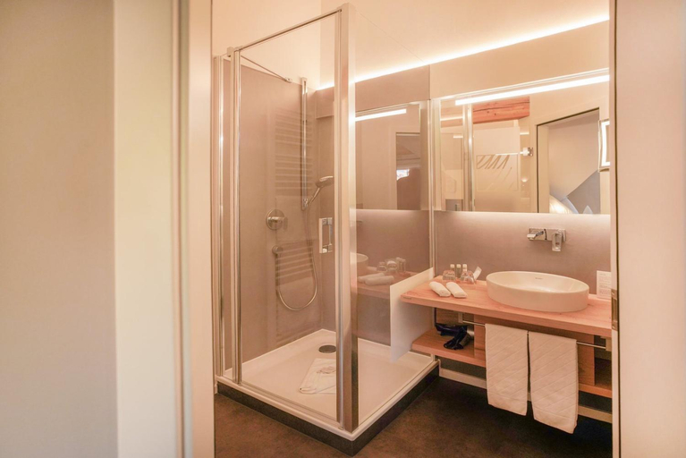 Bathroom 4, Hotel Restaurant Der Engel, Sasbachwalden, Ortenaukreis