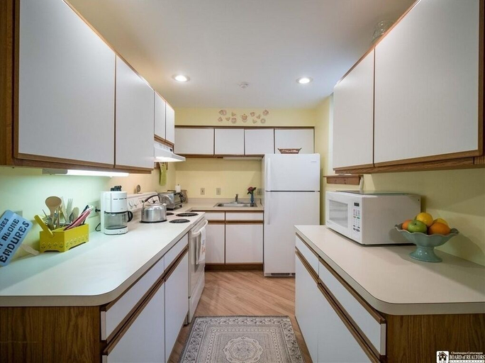 Private kitchen, Garden Grove 2 Bedroom Home by RedAwning, Chautauqua