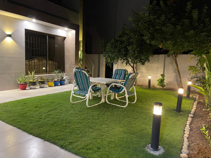Others 4, Family-friendly 2-Bed Home Upper Portion w Parking, Lahore