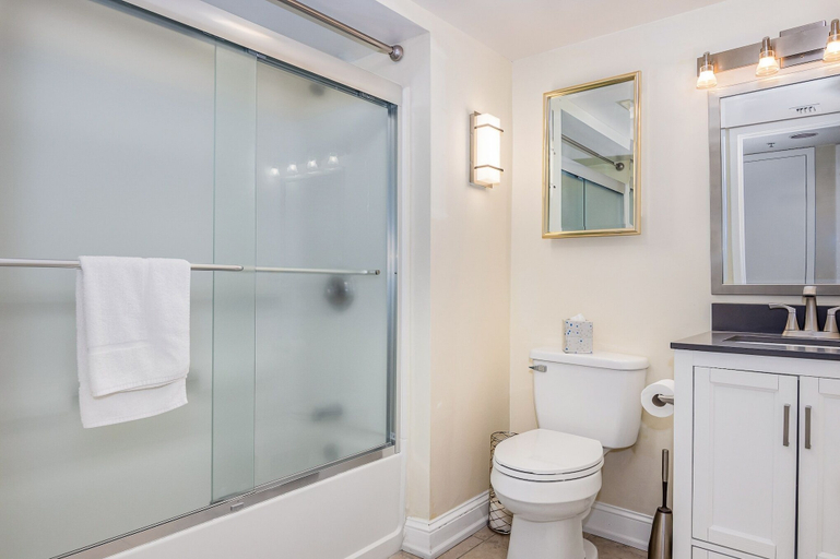 Bathroom 4, 401 South Hampton - charming 2 bedroom, 2 bath ocean view condo. 2 Condo, Horry