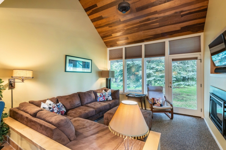 Living area 1, Pay Day Condominiums, Summit
