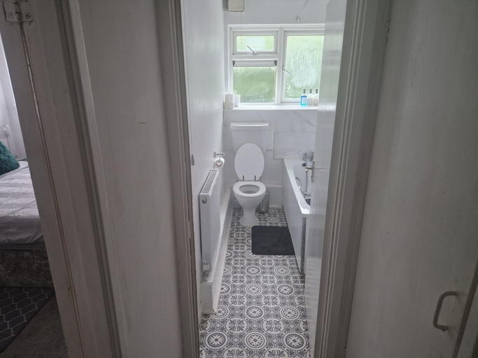 Bathroom 2, Immaculate 1-bed Apartment in Woodford Green, London