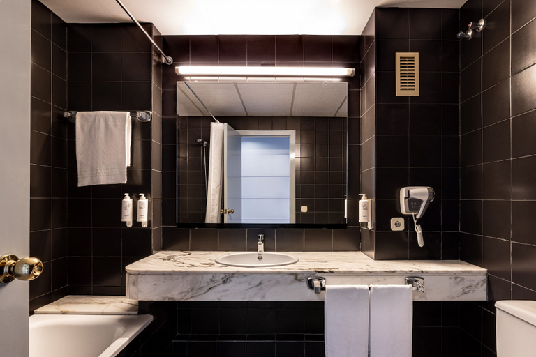 Bathroom 5, htop Platja Park, Girona