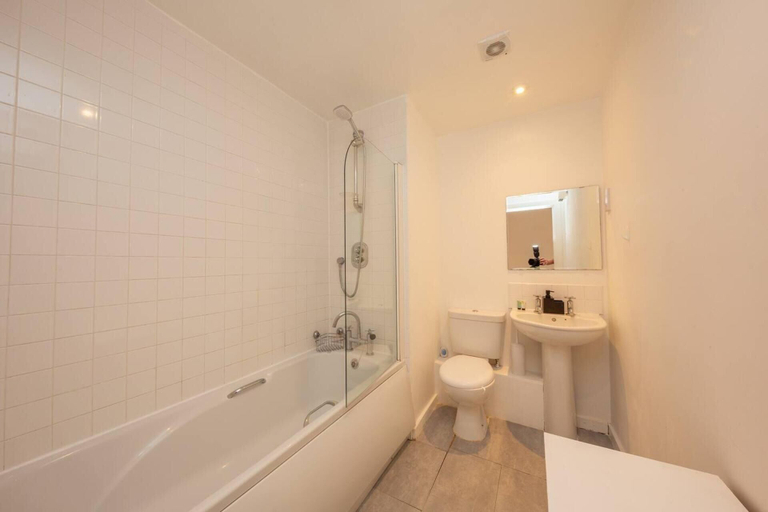 Bathroom, Beautiful 1-bed Apartment in Salford, Manchester