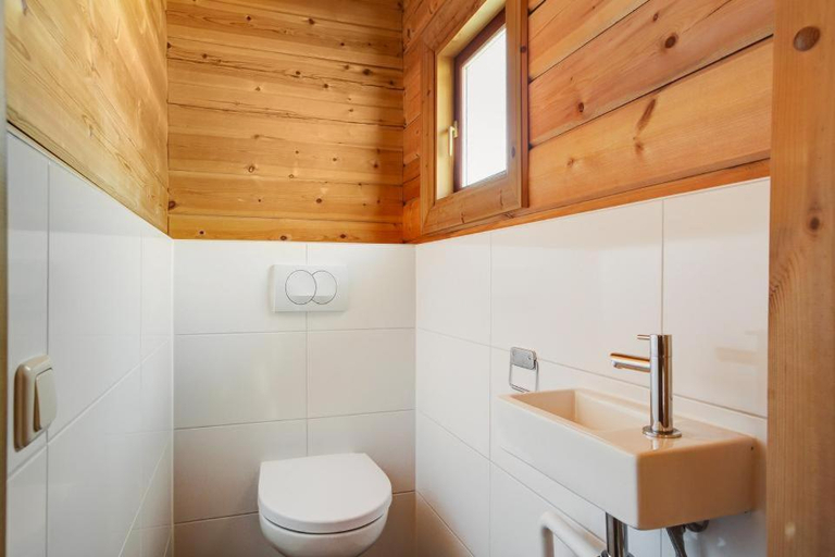 Bathroom 2, Lupine Lodge, Hardenberg