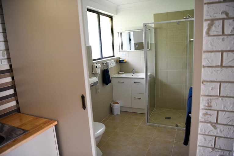 Bathroom 2, Culcairn Motor Inn, Greater Hume Shire - Pt B